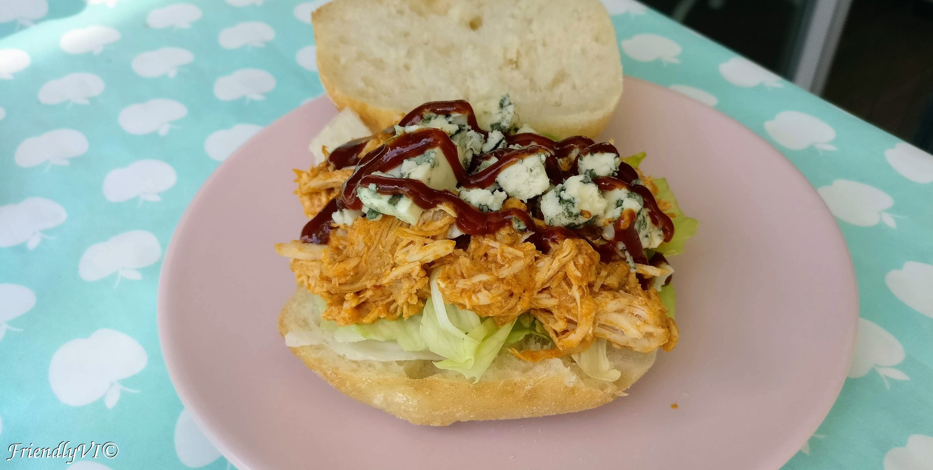 pulled chicken sandwhich with blue cheese