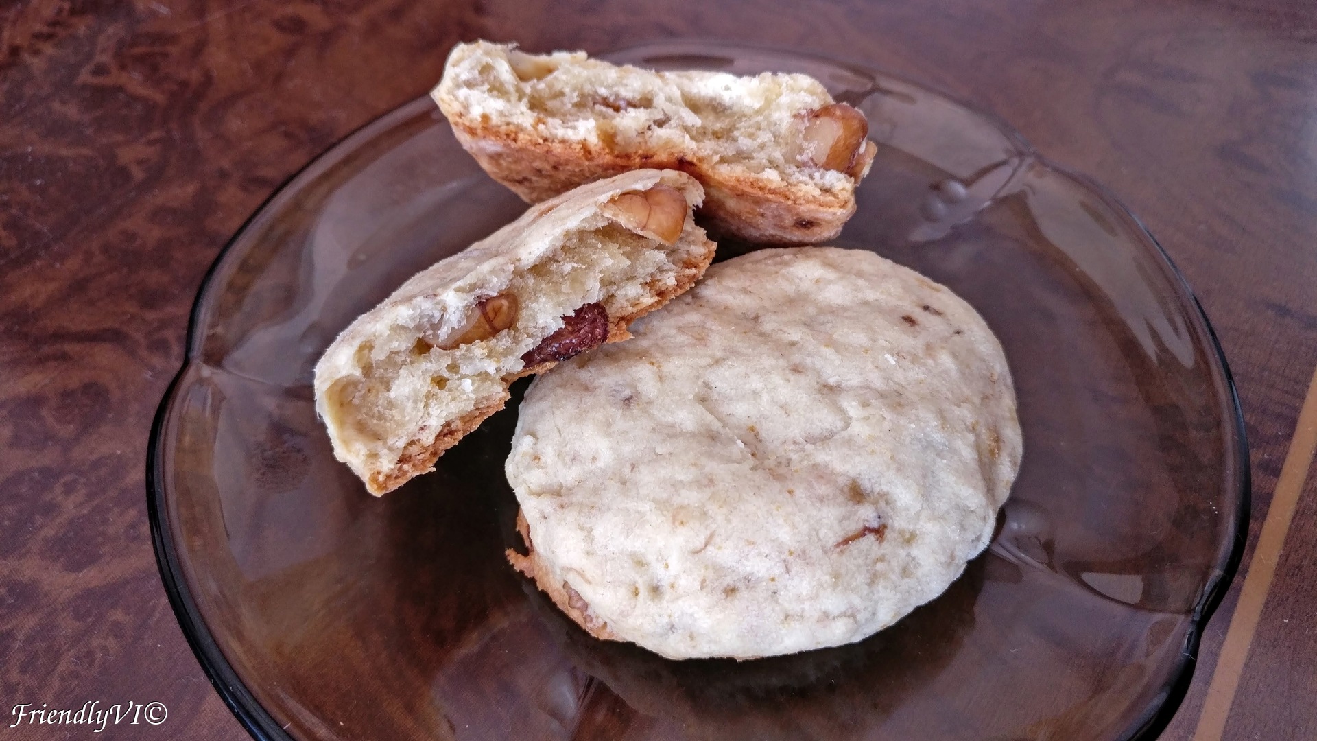 Banana-walnut cookies with raisins